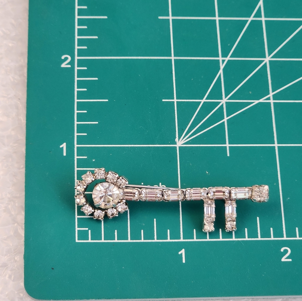 Vtg Rhinestone Skeleton Key Brooch Pin - Picture 7 of 7